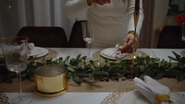 Kersttafel Gedekt Een Vrouwenhand Legt Bloemenslingers Een Gedekte Tafel Kerstdiner — Stockvideo
