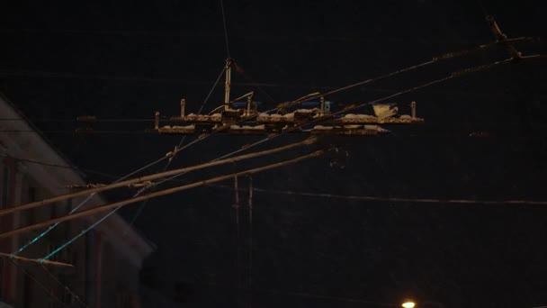 Elektromos Vezetékek Szikrái Tömegközlekedés Során Amelyek Fagyasztott Vezetékekkel Érintkeznek — Stock videók