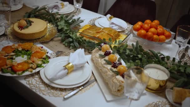 すべての装飾が付いているクリスマスの夕食のテーブル — ストック動画