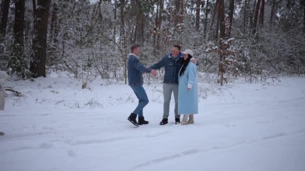 Šťastné Děti Potkávají Své Rodiče Běhají Objímají Během Procházky Zimním — Stock video