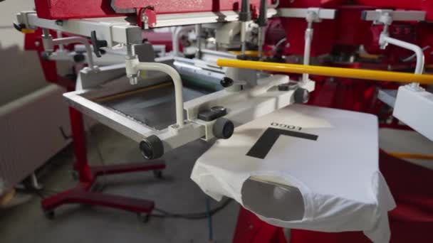 Eine Druckmaschine Druckt Einen Druck Auf Kleidung Einer Fabrik — Stockvideo