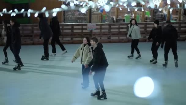 Ungdomar Tycker Att Åka Skridskor Isen — Stockvideo