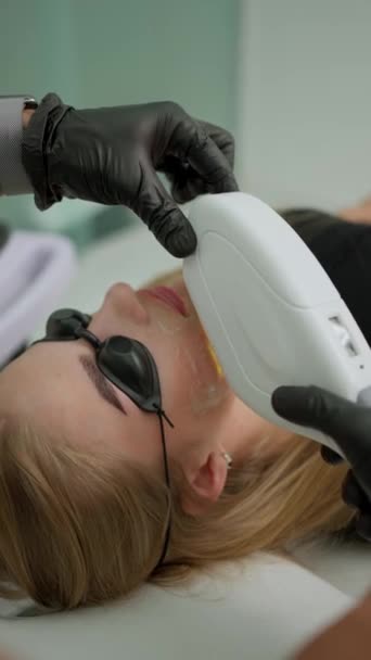 Tratamiento Facial Láser Profesional Esteticista — Vídeo de stock