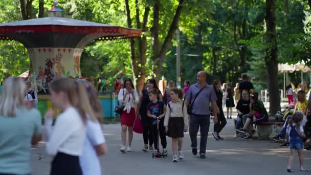Vibrerande Park Scen Med Människor Promenader Barn Skotrar Och Färgglada — Stockvideo