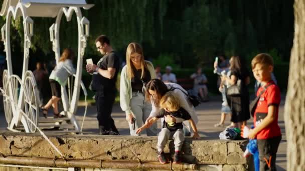 Vrouw Kind Spelen Buurt Van Fontein Drukke Park Mensen Met — Stockvideo