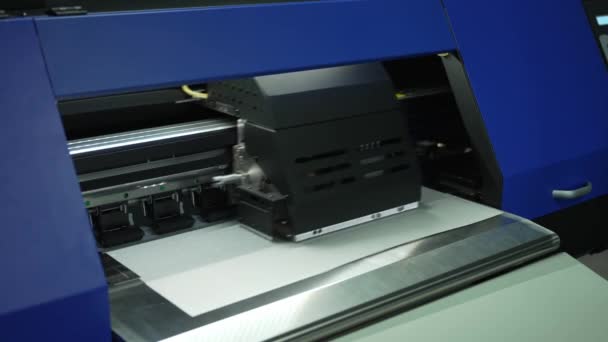 现代印刷机的近景 突出现代印刷生产的精密度和技术 — 图库视频影像