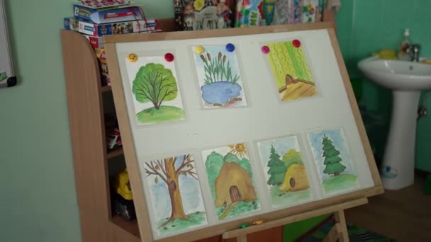 Seleção Pinturas Coloridas Aquarela Por Criança Fixadas Cavalete — Vídeo de Stock