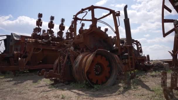 Zardzewiałe Maszyny Rolnicze Leżą Ruinach Ukraińskiego Gospodarstwa Zdewastowane Wybuchem Bomby — Wideo stockowe