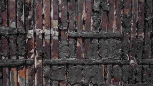 Крупним Планом Пошкоджена Стіна Показує Обпалені Сліди Залишки Розбитої Конструкції — стокове відео