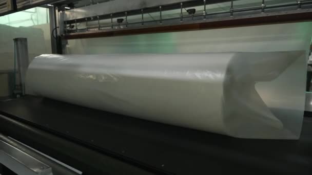 工場の生産ラインのポリマー フィルムのロール — ストック動画