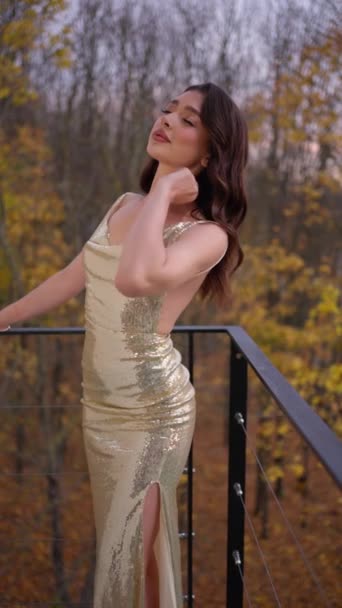 Молода Жінка Приголомшливому Золотому Платті Насолоджується Осіннім Пейзажем — стокове відео