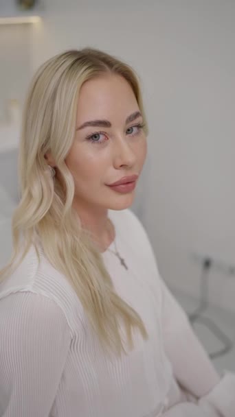 Blondýnka Zamyšleně Odvrací Pohled Její Profil Zvýrazněn Minimalistickém Pozadí — Stock video
