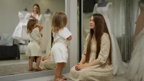 Sevimli Bebek Gelinlik Dükkanındaki Anne Beyaz Elbiseli Neşeli Çocuk Gelinlik — Stok video