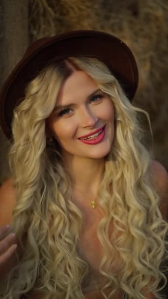 Sarı Bukleli Kahverengi Şapkalı Kırsal Saman Ayarı Olan Gülümseyen Kadın — Stok video