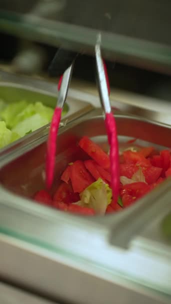 Taca Świeżymi Pomidorami Sałatą Którą Kucharz Podnosi Szczypcami Kuchennymi Zdrowe — Wideo stockowe