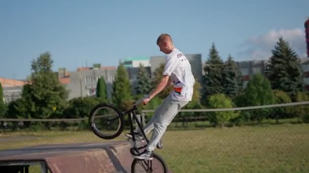 Joven Jinete Bmx Montando Bicicleta Skatepark Haciendo Trucos — Vídeo de stock
