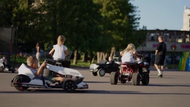 Діти Катаються Своїх Міні Чотирьох Мотоциклах Парку Радіючи — стокове відео
