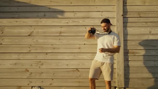 Fotoğrafçı Altın Güneş Işığında Duruyor Kamerasını Mükemmel Bir Çekim Için — Stok video