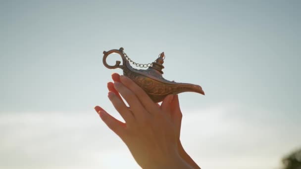 Ruce Jemně Držící Ozdobnou Lampu Aladdins Symbolizující Naději Magii Proti — Stock video