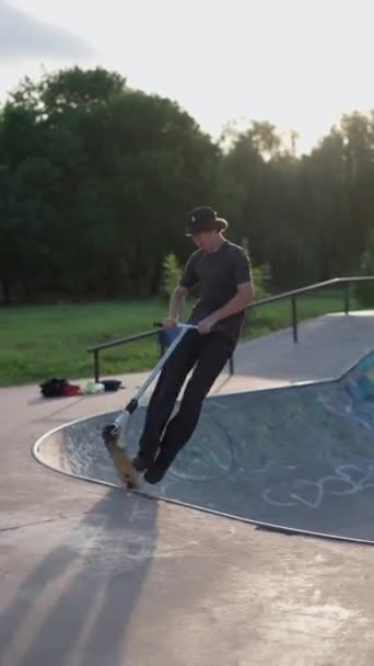 Avid Scooter Rider Demostrando Habilidad Equilibrio Skatepark Local — Vídeo de stock