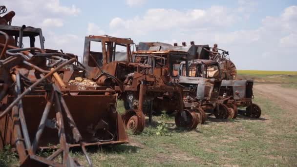 Tractores Danificados Abandonados Máquinas Agrícolas Provas Conflito Ucrânia Rural — Vídeo de Stock