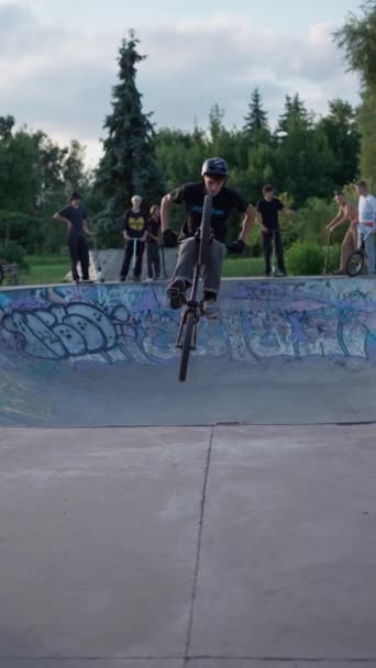 Jonge Bmx Enthousiasteling Voert Een Truc Uit Het Lokale Skatepark — Stockvideo
