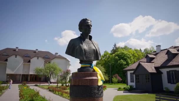 Estátua Busto Bronze Adornada Com Fita Azul Amarela Fica Orgulhosamente — Vídeo de Stock
