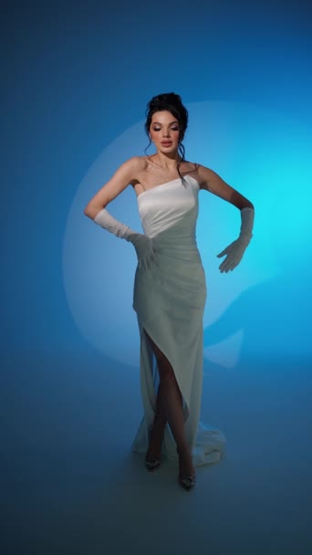 Κομψή Γυναίκα Κομψό Λευκό Φόρεμα Υψηλή Σχισμή Accessorized Μακριά Σατέν — Αρχείο Βίντεο