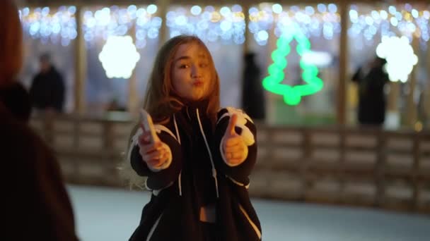 Fröhliche Junge Skater Teilt Positive Geste Daumen Hoch Mit Funkelnden — Stockvideo