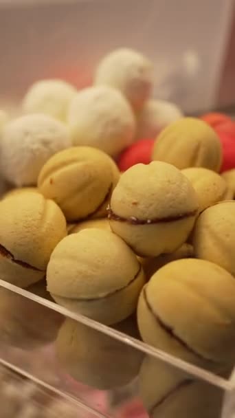 Makaronové Koláče Tenkou Náplní Marmelády Jsou Nabízeny Stylové Cukrárně — Stock video