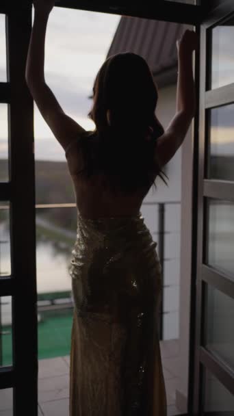 Eine Schöne Junge Elegante Frau Einem Goldenen Kleid Steht Fenster — Stockvideo