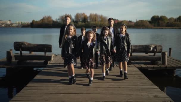 Grupo Crianças Idade Escolar Estão Caminhando Pelo Rio Dia Outono — Vídeo de Stock