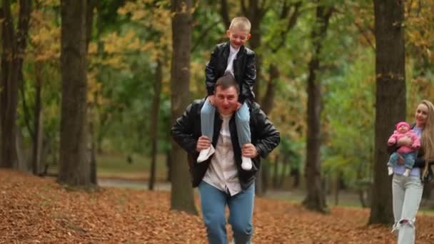 Радостные Семейные Моменты Ярком Осеннем Парке — стоковое видео