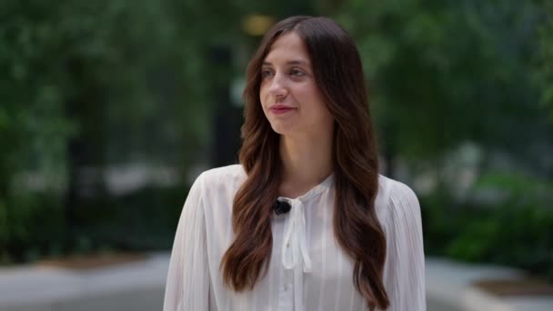 Een Slimme Vrouw Voert Managementwerk Uit Met Klant — Stockvideo