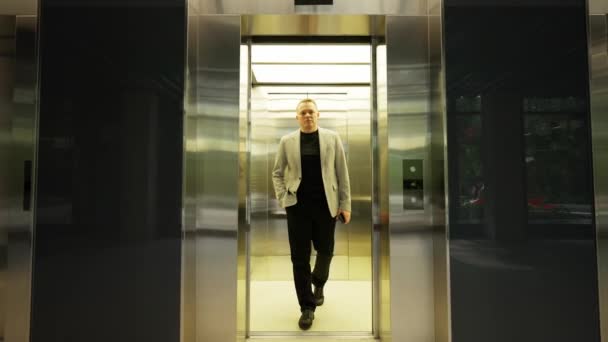 Kancelářský Pracovník Vystoupí Výtahu Hale Firemní Budovy — Stock video
