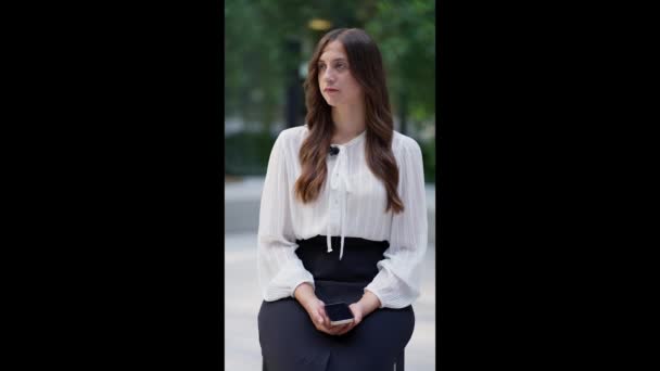 Профессиональная Молодая Женщина Элегантном Наряде Холдинга Смартфон — стоковое видео