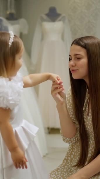 Gelinlik Dükkanında Anne Çocuk Arasındaki Hassas — Stok video