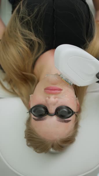 一位年轻的金发女郎正在接受射频整容手术 面部皮肤护理 防止面部老化 美容外科诊所无线电波面整形 — 图库视频影像