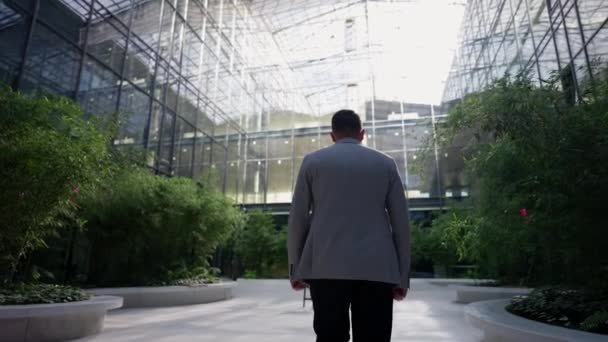 Επιχειρηματίας Κινείται Προς Εμπρός Στο Σύγχρονο Κτίριο Γυαλιού Atrium — Αρχείο Βίντεο