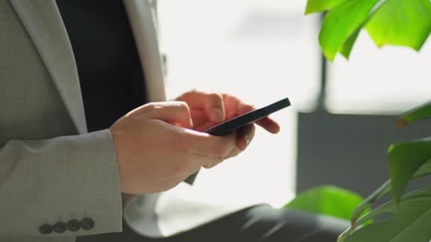 Mężczyzna Ręce Trzymając Smartfona Podczas Siedzenia Centrum Miasta Zbliżenie Niezidentyfikowany — Wideo stockowe