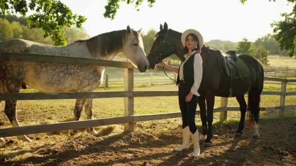 Reiterin Hält Pferd Auf Ranch Zügel — Stockvideo