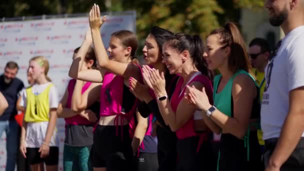 Grupp Kvinnor Sportkläder Klappar Händerna Hejar Sitt Lag Idrottstävlingen — Stockvideo