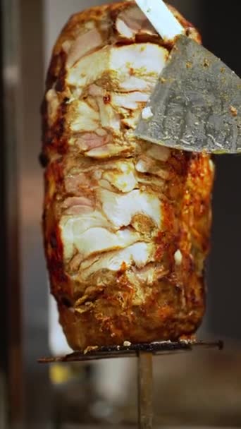 날카로운 주걱을 요리사의 고기와 야채와 Shawarma 케밥을 준비하는 과정에서 그릴에 — 비디오