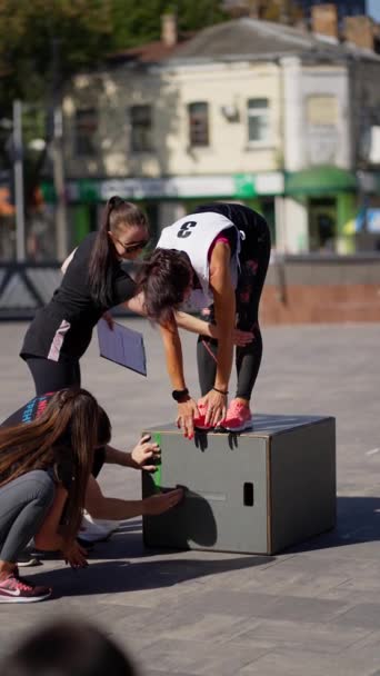 Skupina Mladých Sportovců Provádí Box Jumping Městských Podmínkách — Stock video