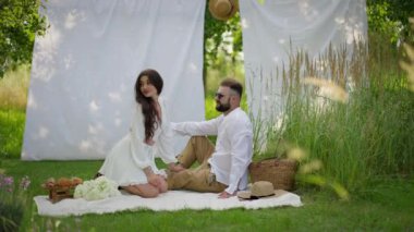 Kutlama, yıldönümü ve tatil için kumsalda bir çiftle aşk, piknik ve şarap. Mutlu, yemek ve kadın ve erkekle romantik bir randevuda seyahat..