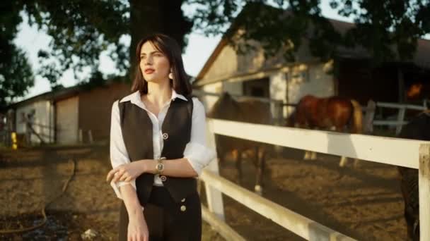 Mladá Žena Farmář Kovbojském Klobouku Ranči Blízkosti Koní Louce Slunečného — Stock video