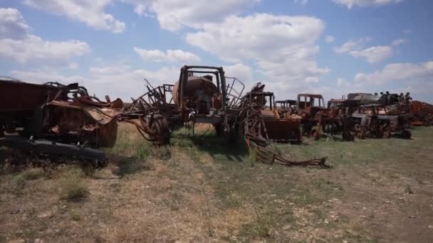 废弃在田里的生锈的旧机器的坟场 — 图库视频影像