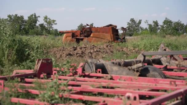 Terk Edilmiş Eski Traktörüyle Fazla Gelişmiş Bir Çiftlik — Stok video
