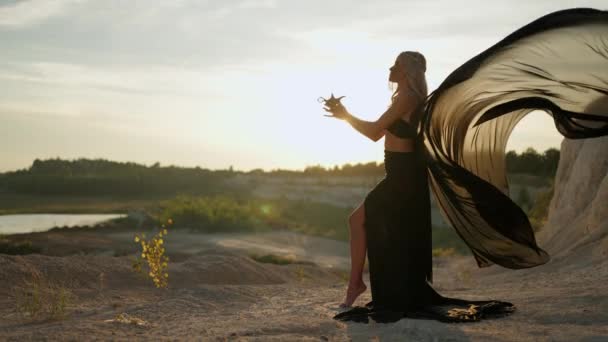 Doğanın Arka Planında Bir Kadının Silueti Güneş Tarafından Aydınlatılmış Uzun — Stok video