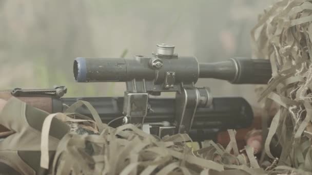 Sniper Senta Emboscada Rastreia Alvo — Vídeo de Stock